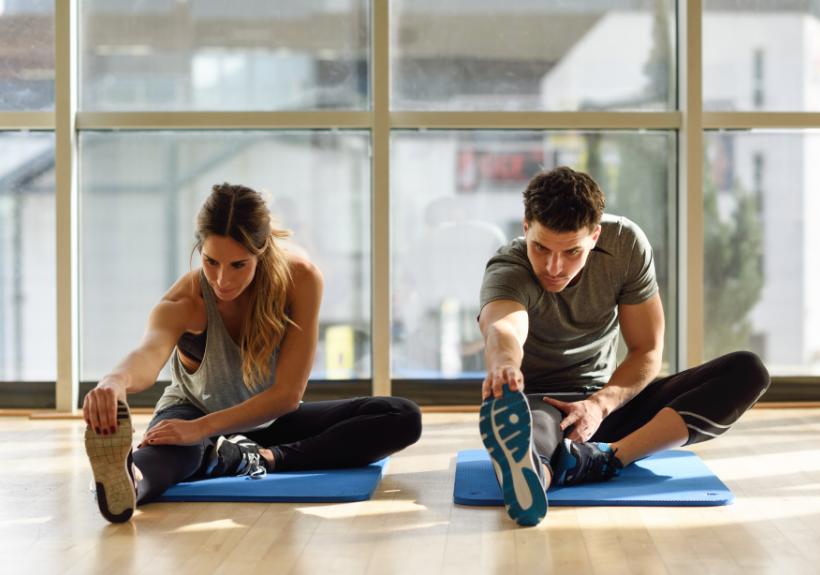 un homme et une femme font une séance d'éttirements